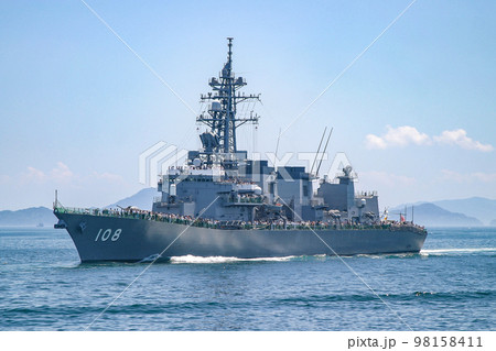 洋上を進む海上自衛隊の護衛艦 98158411
