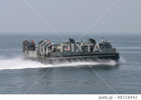 航行する海上自衛隊のホバークラフト 98158442