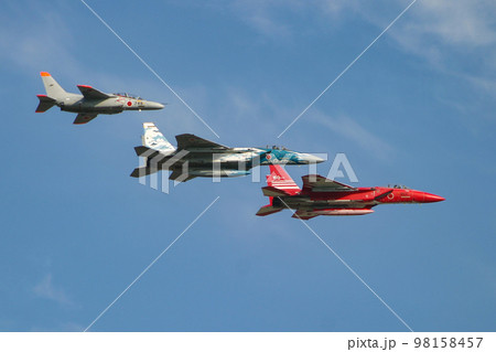 飛行する航空自衛隊の航空機F-15JとT-4 98158457