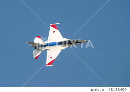 飛行する航空自衛隊の戦闘機F-2B 飛行する航空自衛隊の戦闘機F-2B 98158460
