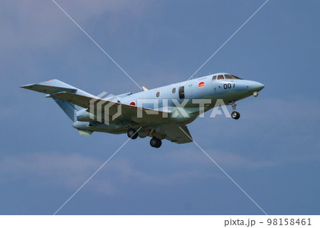 飛行する航空自衛隊の救難捜索機U-125Aの写真素材 [98158461] - PIXTA