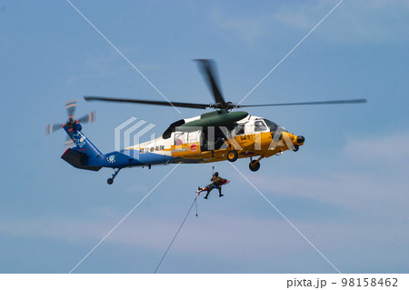 飛行する航空自衛隊の救難ヘリコプターUH-60J 飛行する航空自衛隊の救難ヘリコプターUH-60J 98158462