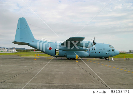 展示中の航空自衛隊の輸送機C-130H 98158471