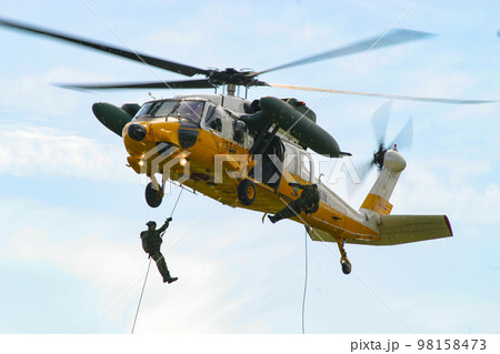 飛行する航空自衛隊の救難ヘリコプターUH-60J 98158473