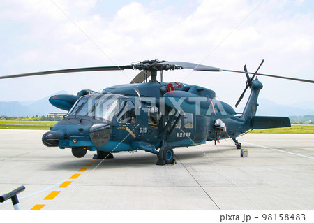 展示中の航空自衛隊の救難ヘリコプターUH-60J 98158483