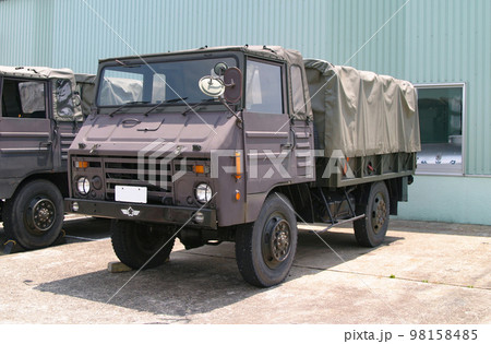 駐車している航空自衛隊のトラック 98158485