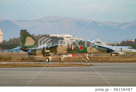 離陸ポイントへ向かう航空自衛隊の戦闘機F-1 離陸ポイントへ向かう航空自衛隊の戦闘機F-1 98158487