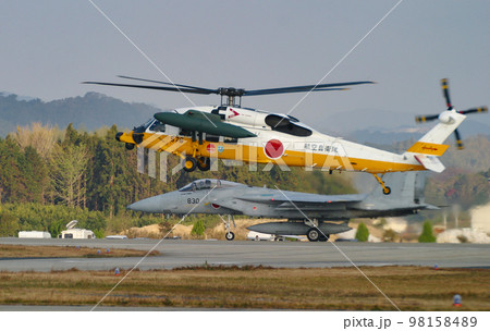 航空自衛隊のヘリコプターと戦闘機 98158489