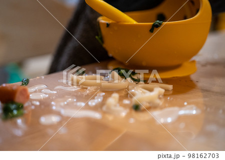 テーブルに散らかった子どものご飯 98162703