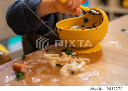 テーブルをぐしゃぐしゃに汚しながら　うどんをスプーンですくう子ども 98162704