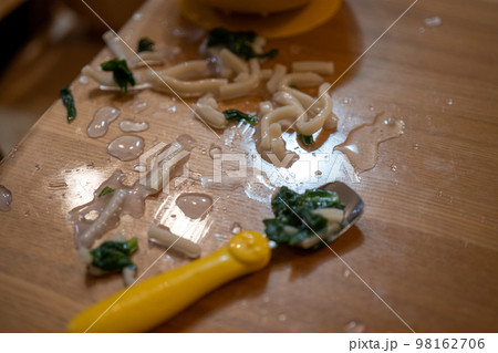 テーブルに散らかったうどん 98162706