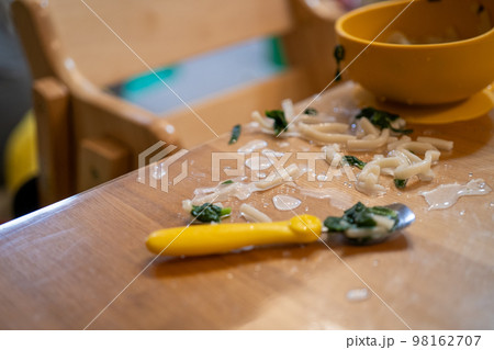 テーブルに散らかったうどん テーブルに散らかったうどん 98162707