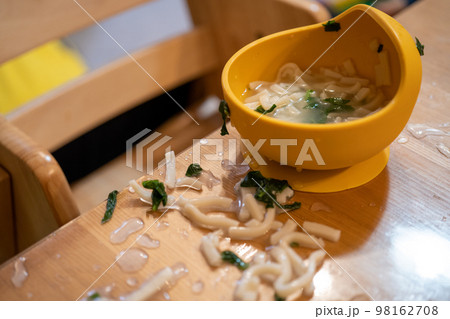 テーブルに散らかった子どものご飯 テーブルに散らかった子どものご飯 98162708