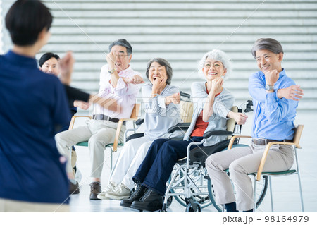 体操をする老人ホーム利用者 シニアイメージ 介護士 体操をする老人ホーム利用者 シニアイメージ 介護士 98164979