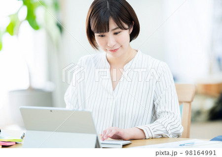 女性 テレワーク 在宅勤務 パソコン OL、女性、パソコン、ビジネス、テレワーク、在宅 女性 テレワーク 在宅勤務 パソコン OL、女性、パソコン、ビジネス、テレワーク、在宅 98164991