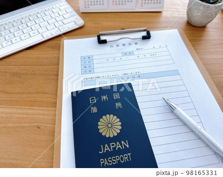 出張報告書　海外出張　ビジネスシーン 98165331