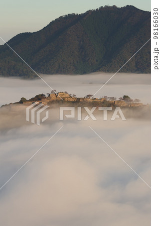 雲海の竹田城 98166030