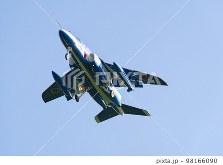 着陸するブルーインパルスのT-4 着陸するブルーインパルスのT-4 98166090
