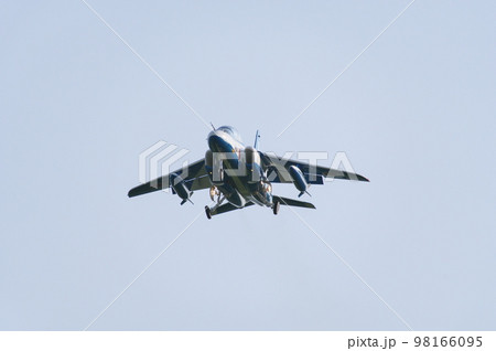 着陸するブルーインパルスのT-4 着陸するブルーインパルスのT-4 98166095