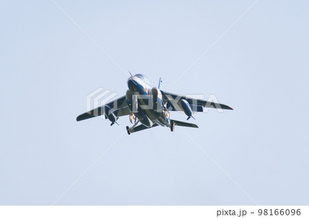 着陸するブルーインパルスのT-4 着陸するブルーインパルスのT-4 98166096