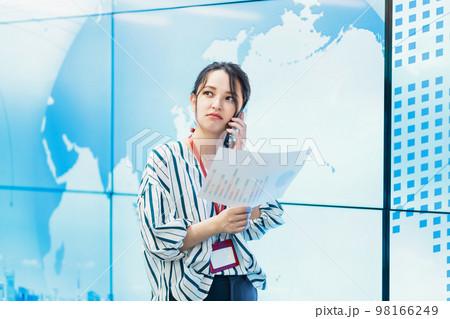 困った表情をしているビジネスウーマン 98166249