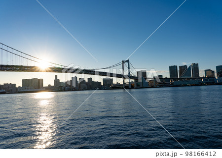 夕暮れのレインボーブリッジ<東京湾/2023年1月> 夕暮れのレインボーブリッジ<東京湾/2023年1月> 98166412
