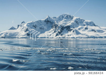 Snowy mountains in Paraiso Bay, Antartica. 98166434