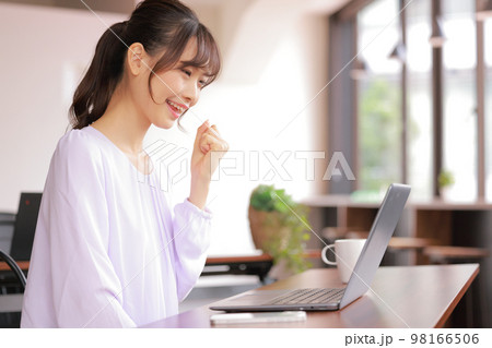 資料作成が完了して左手でガッツポーズする若い女性_2 資料作成が完了して左手でガッツポーズする若い女性_2 98166506