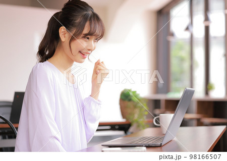 資料作成が完了して左手でガッツポーズする若い女性_3 資料作成が完了して左手でガッツポーズする若い女性_3 98166507