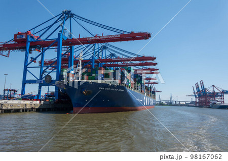 The container vessel CMA CGM Jules Verne at terminal Hamburg Burchardkai The container vessel CMA CGM Jules Verne at terminal Hamburg Burchardkai 98167062