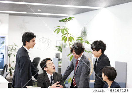 部下を馬鹿にしたような表情で話す上司_1 部下を馬鹿にしたような表情で話す上司_1 98167123