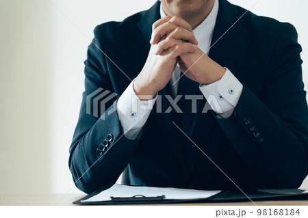 手を組んで話を聞くビジネスマン 手を組んで話を聞くビジネスマン 98168184