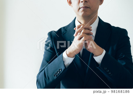 手を組んで話を聞くビジネスマン 手を組んで話を聞くビジネスマン 98168186