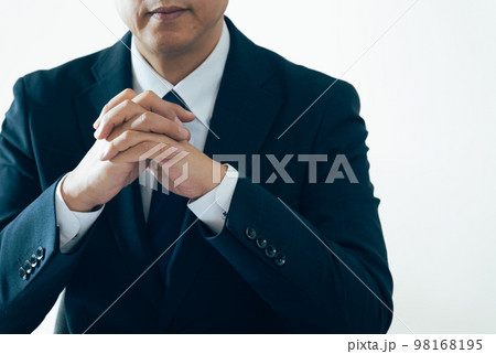 手を組んで話を聞くビジネスマン 手を組んで話を聞くビジネスマン 98168195