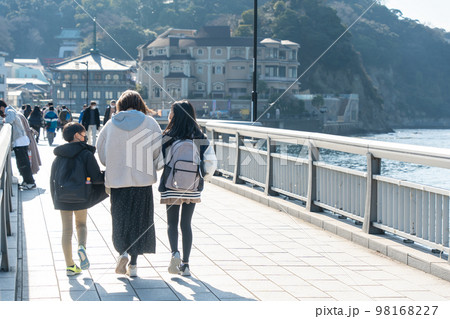 江ノ島旅行をする母親と娘と息子 98168227