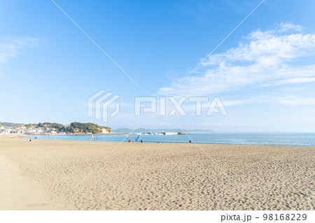 冬の晴れた日の片瀬西浜海水浴場 98168229