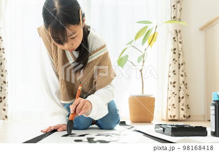 書き初めを書く日本人の小学生の女の子 書き初めを書く日本人の小学生の女の子 98168418