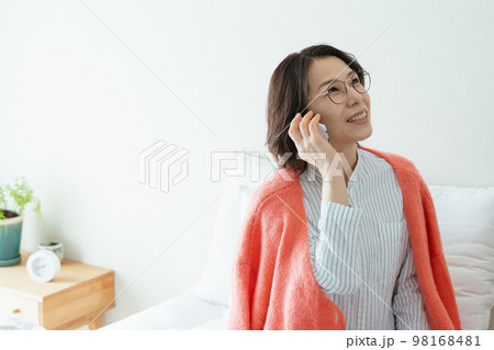 スマートフォンで通話するミドル女性 98168481