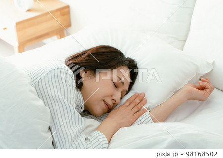 ベッドから出られない女性 98168502