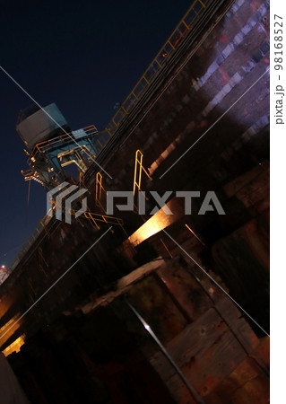 イベントでライトアップされる神奈川県浦賀ドックとドッグサイドクレーン 98168527