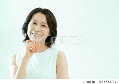 夏の葉陰で笑うミドル女性の写真素材 [98168633] - PIXTA