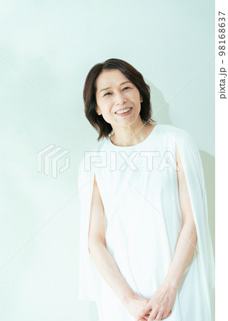 夏の葉陰で笑うミドル女性 夏の葉陰で笑うミドル女性 98168637