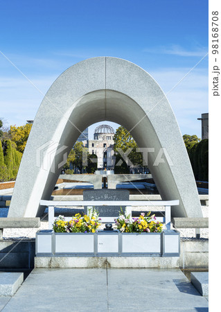 青空に映える広島の平和公園の慰霊碑 98168708