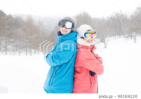 雪山を楽しむカップル 98169220