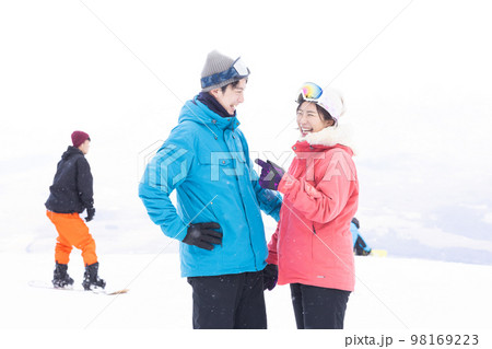 雪山を楽しむカップル 98169223