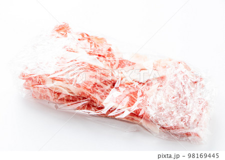 冷凍保存のためラップに包まれた牛肉。 98169445