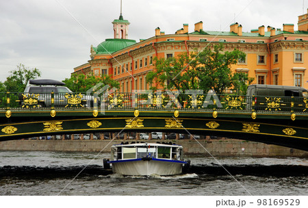 運河クルーズ船から望む紋章つきの橋と歴史的建築群 98169529