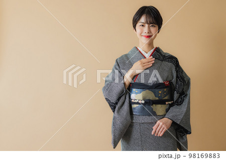 黒い絞りの訪問着　 98169883
