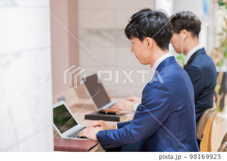 おしゃれなオフィスで資料の確認をする若いビジネスマン おしゃれなオフィスで資料の確認をする若いビジネスマン 98169925