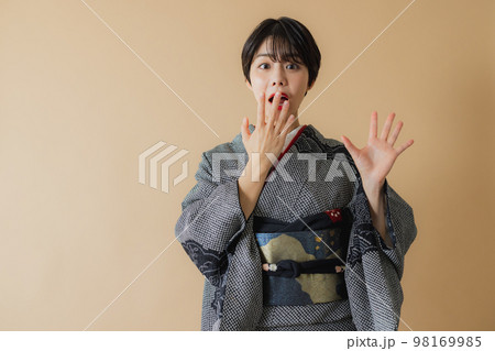 黒い絞りの訪問着　 98169985